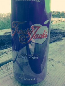 Frosty Jack's yra vienas mėgiamiausiu alkoholinių gėrimų tarp Škotijos socialinių atmatų. Jis yra stipriausias lengvas gėrimas (7,5% alk. tūrio) ir pigiausias. Tris litrai tokio brudo kainuoja 3 svarus. Tenka pripažinti, jog stingant pinigų teko gerti ir tokį, jo skonis yra kažkas panašaus tarp automobilių akumuliatoriaus rūgšties ir supuvusios kriaušės.