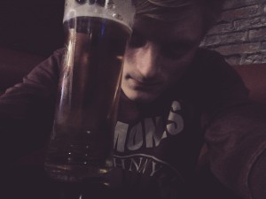 Ne viena dešimtis pintų buvo išgerta tame bare vien dėl to, jog žavi blondinė barmenė vis man mirkteldavo ar pakviesdavo vakare kur nors nueiti.